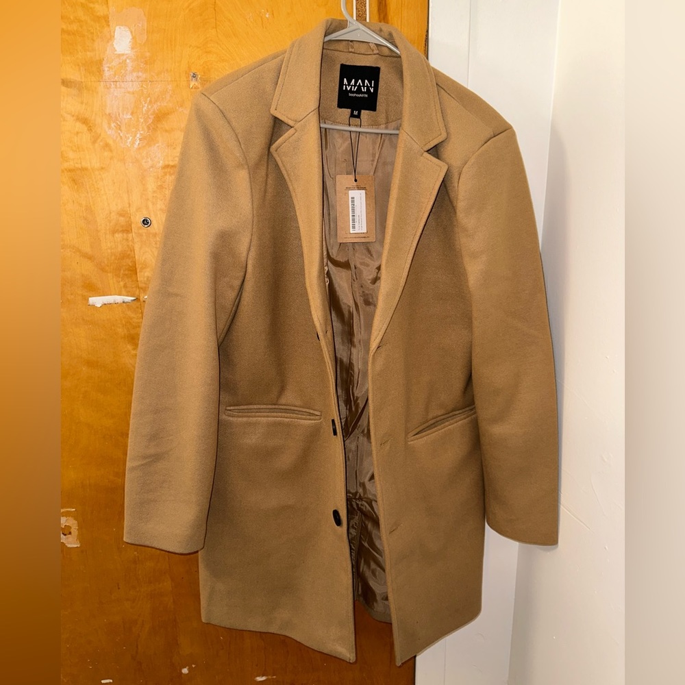 Single Breasted Wool Mix OverCoat in Camel. Size Medium. NWT. Chipped button